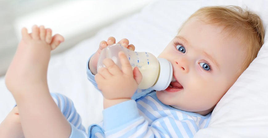 زمان مناسب معرفی شیشه شیر به نوزاد 