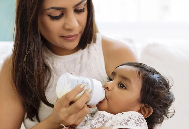 زمان مناسب معرفی شیشه شیر به نوزاد