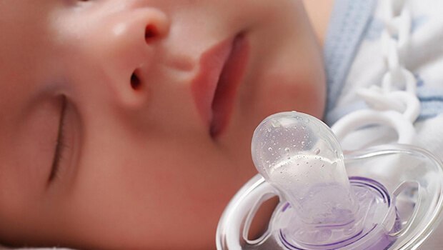 پستانک برای نوزاد خوب است یا بد؟