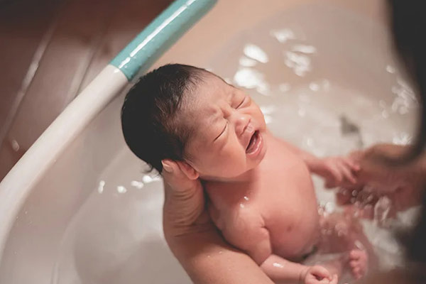 اولین حمام نوزاد