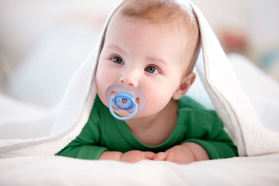 پستانک برای نوزاد خوب است یا بد؟