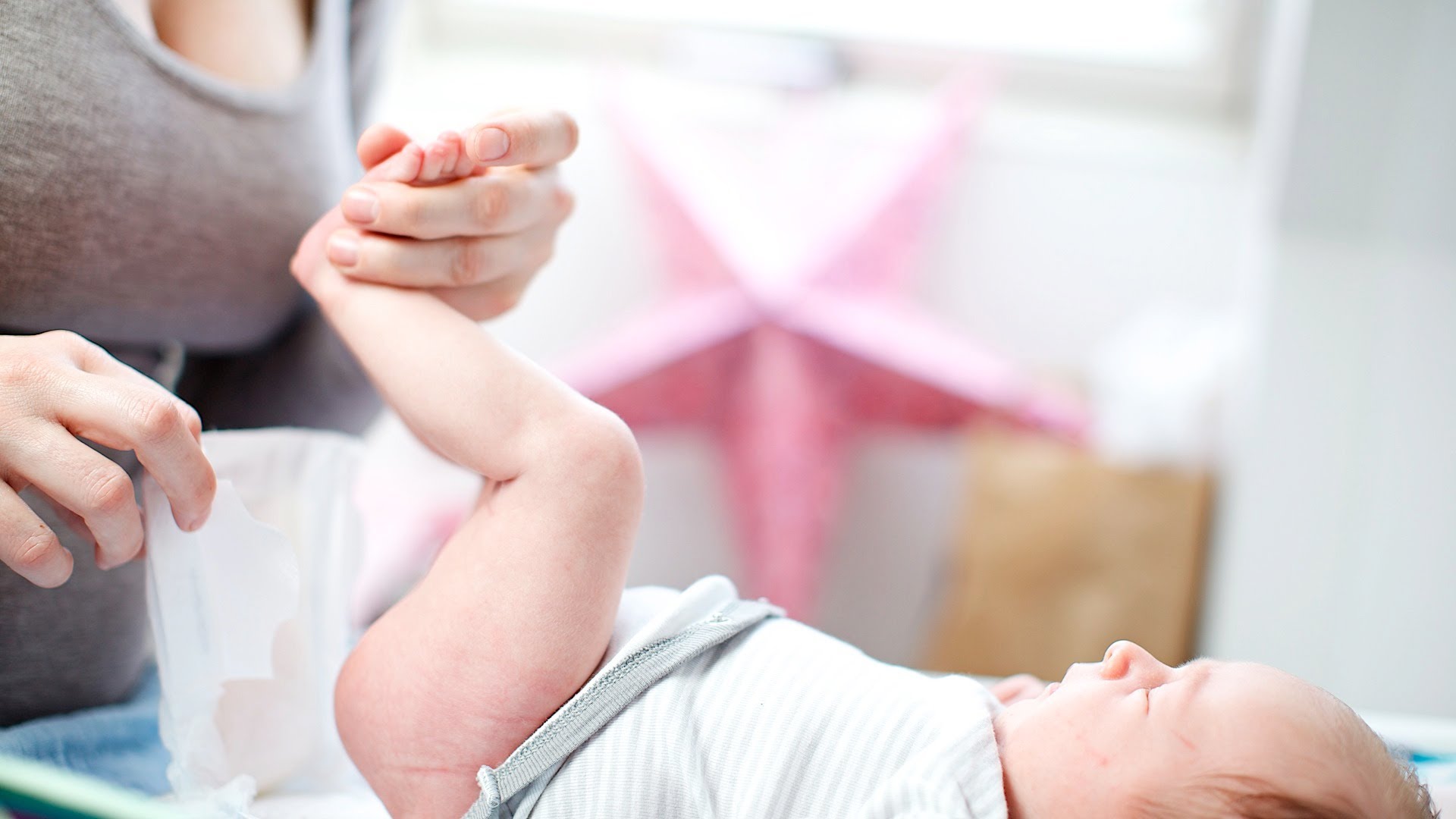  روش های جلوگیری از پس دادن پوشک نوزاد 